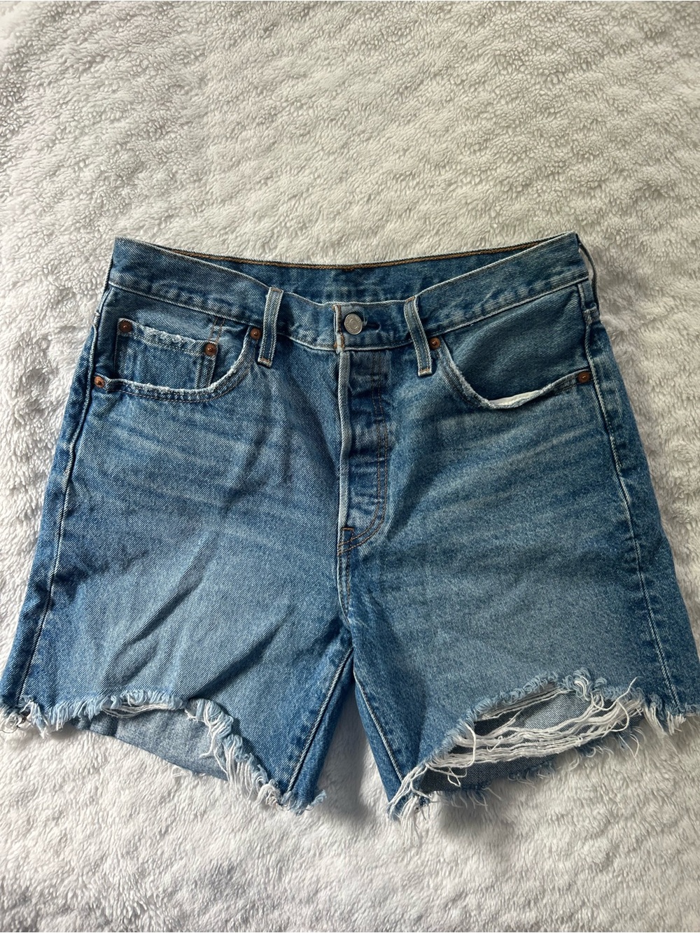 Levi’s 501 mid thigh